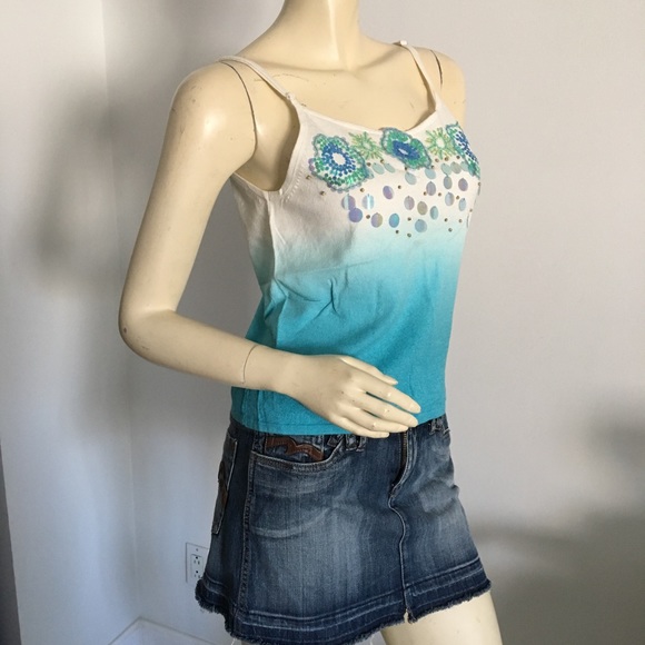 Blue and white Ombré knit tank top with sequin flowers - Picture 2 of 5
